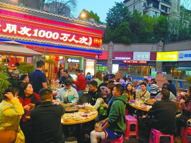2025 重庆火锅的热辣滚烫麻将胡了试玩模拟器消费周刊丨