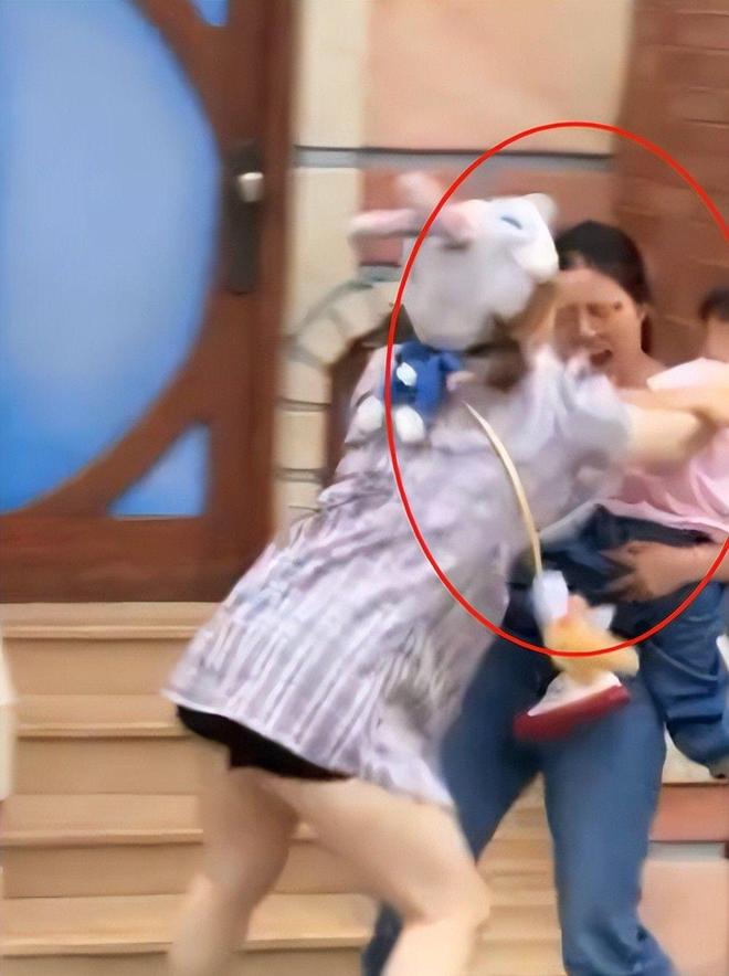 姐”衣服被扒目击者发声孩子爸先动手麻将胡了网址迪士尼打架后续：“兔子(图7)