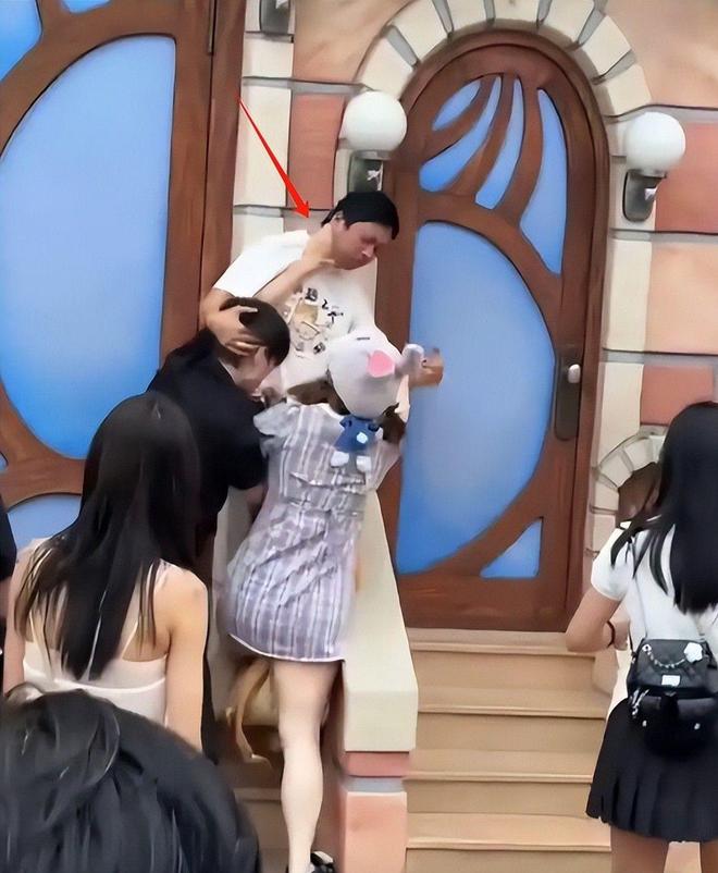 姐”衣服被扒目击者发声孩子爸先动手麻将胡了网址迪士尼打架后续：“兔子