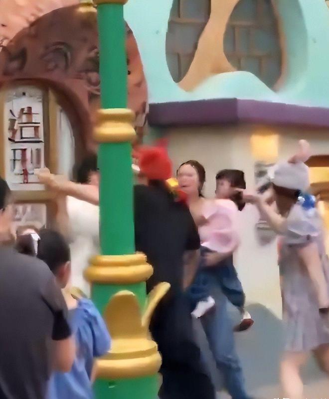 姐”衣服被扒目击者发声孩子爸先动手麻将胡了网址迪士尼打架后续：“兔子(图18)