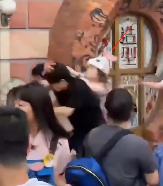 姐”衣服被扒目击者发声孩子爸先动手麻将胡了网址迪士尼打架后续：“兔子(图22)