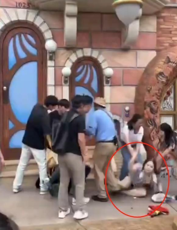 姐”衣服被扒目击者发声孩子爸先动手麻将胡了网址迪士尼打架后续：“兔子(图16)
