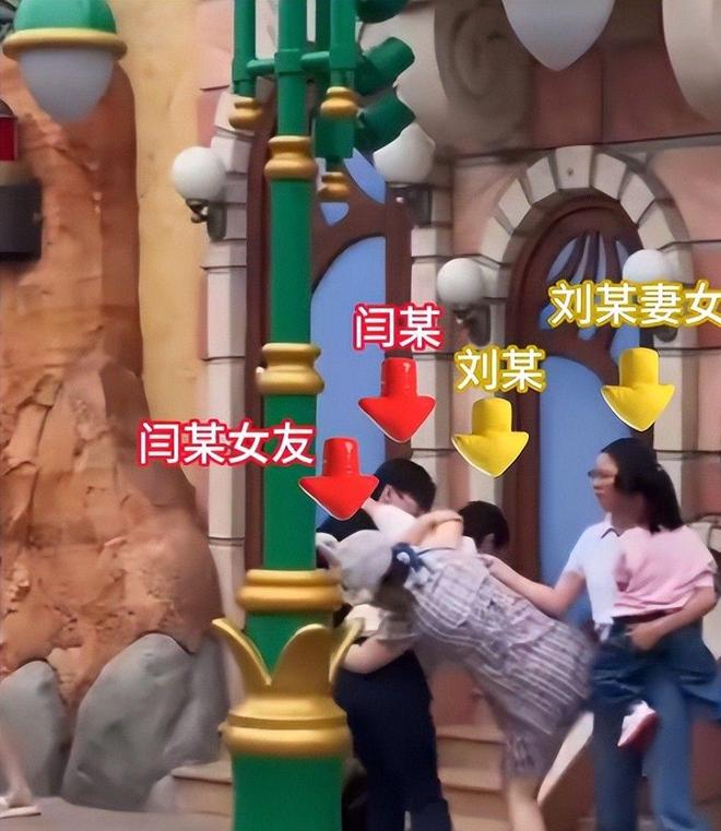 姐”衣服被扒目击者发声孩子爸先动手麻将胡了网址迪士尼打架后续：“兔子(图19)