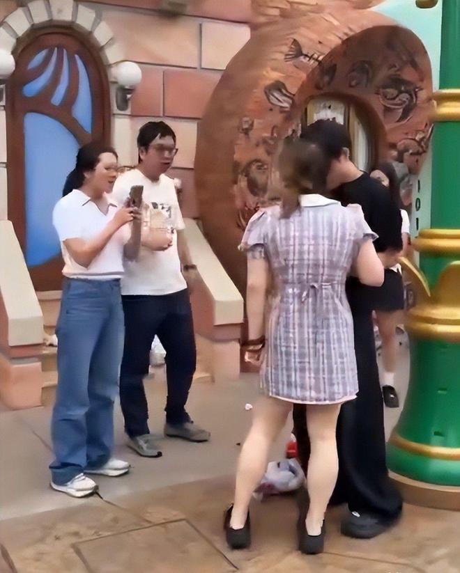 姐”衣服被扒目击者发声孩子爸先动手麻将胡了网址迪士尼打架后续：“兔子(图15)