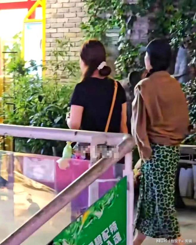 锅庆生素颜坐高铁颈伤复发戴围巾防风寒麻将胡了app38岁刘亦菲在成都吃火(图2)