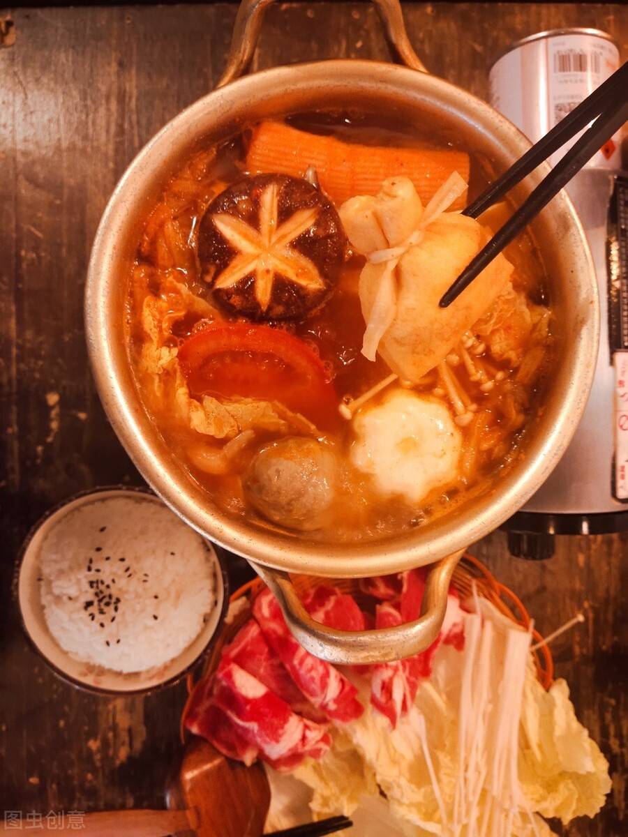 式清淡小火锅深夜食堂不可缺少的美食麻将胡了试玩冬天来锅热腾腾寿喜锅日(图1)
