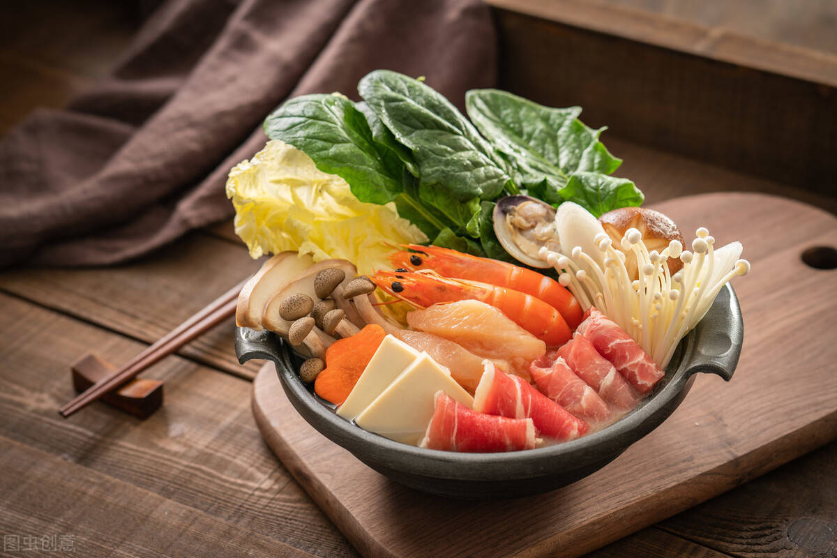 式清淡小火锅深夜食堂不可缺少的美食麻将胡了试玩冬天来锅热腾腾寿喜锅日(图2)